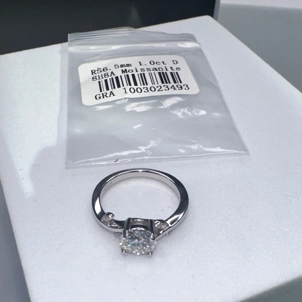 Dazzling Silver Ring with Clear Gemstones Moissanite 1 CT size 5